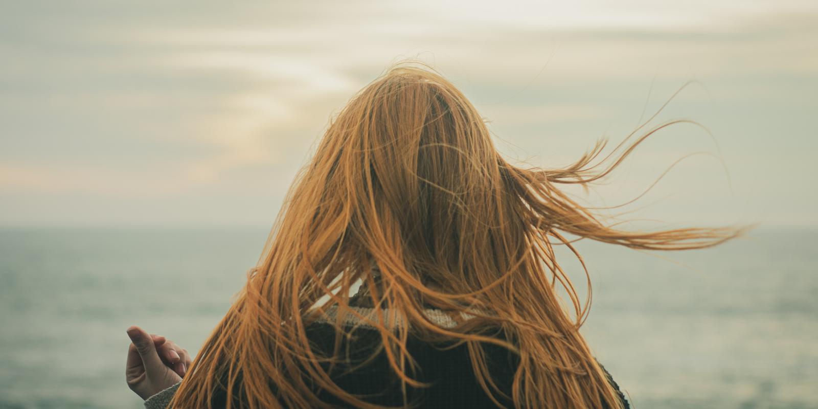 Kvinde ved havet - set bagfra