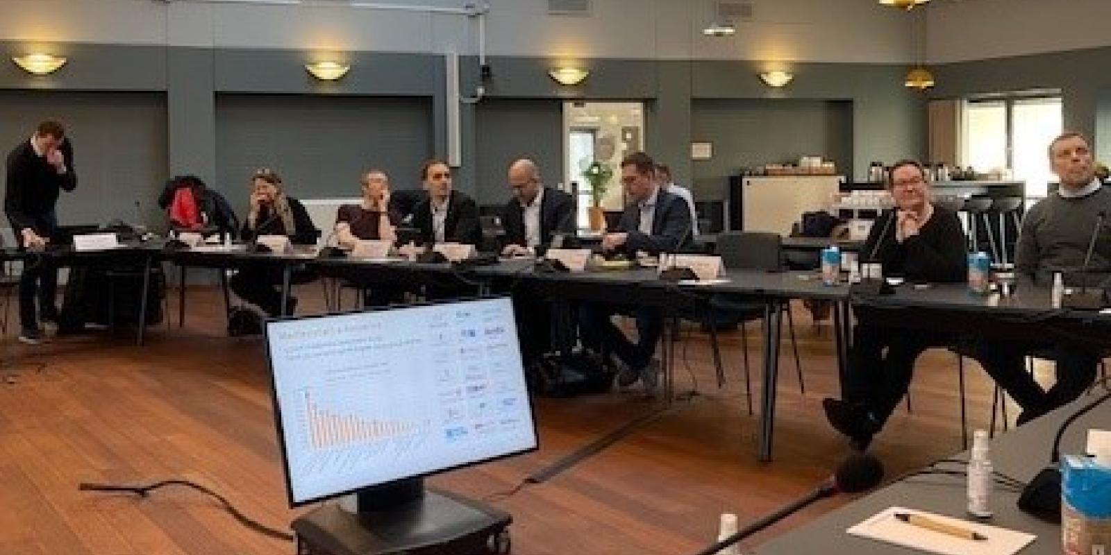 Ekspertgruppen på besøg i a-kasserne