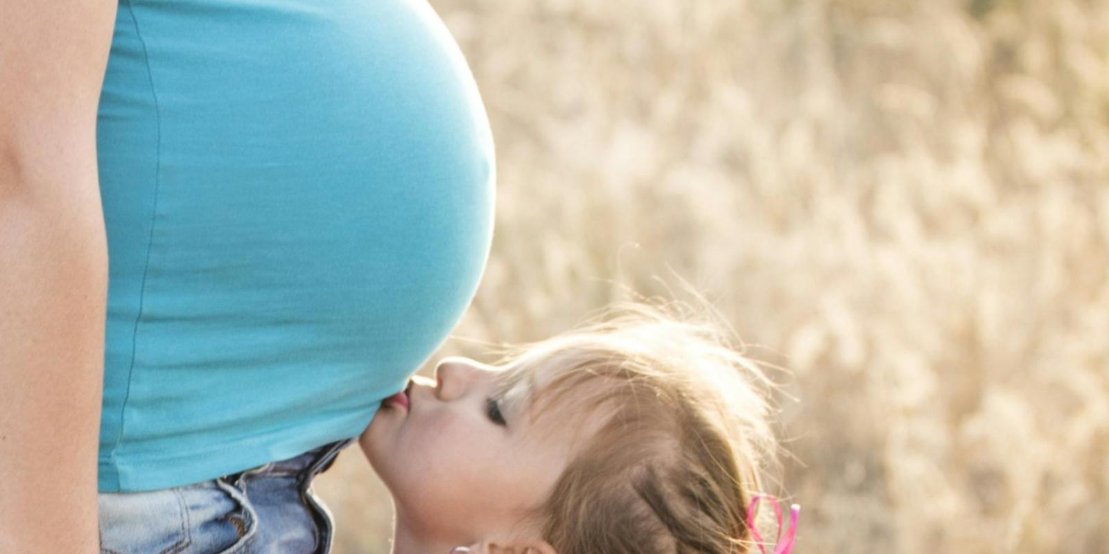 Gravid kvinde med lille pige