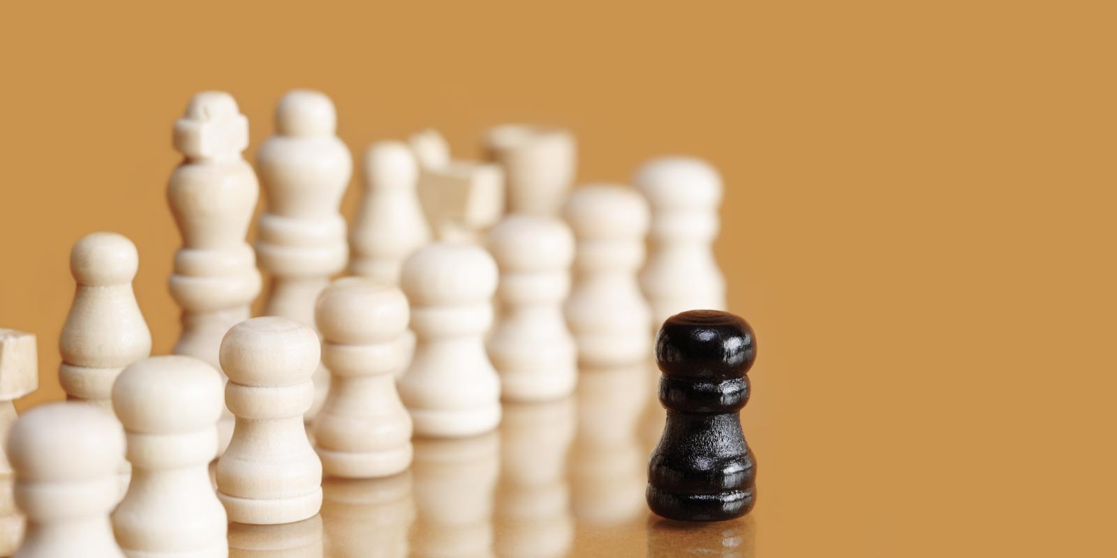Hvide skakbrikker og en sort