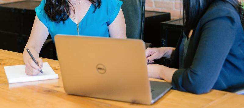 To mennesker ved computer